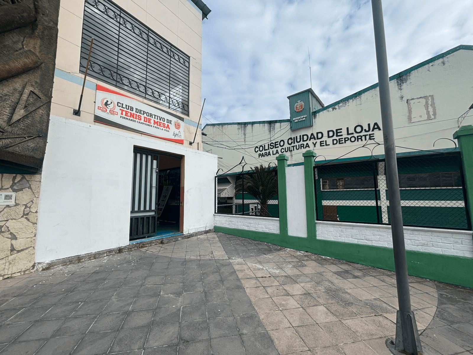 Entrada de Cata Club junto al Coliseo Ciudad de Loja
