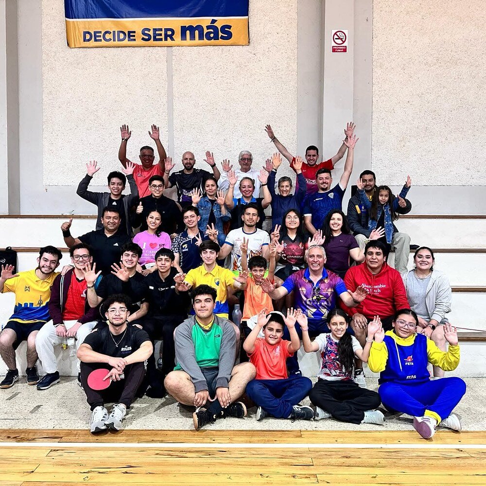 Grupo numeroso de deportistas, entrenadores y familias de Cata Club celebrando