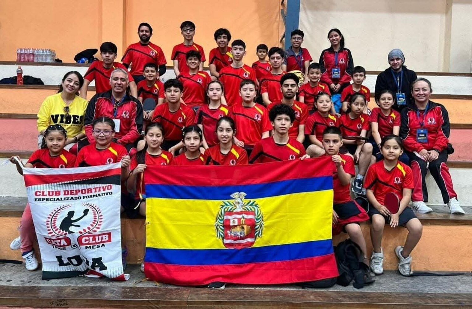 Delegación completa de Cata Club posando junto a la bandera de Ecuador