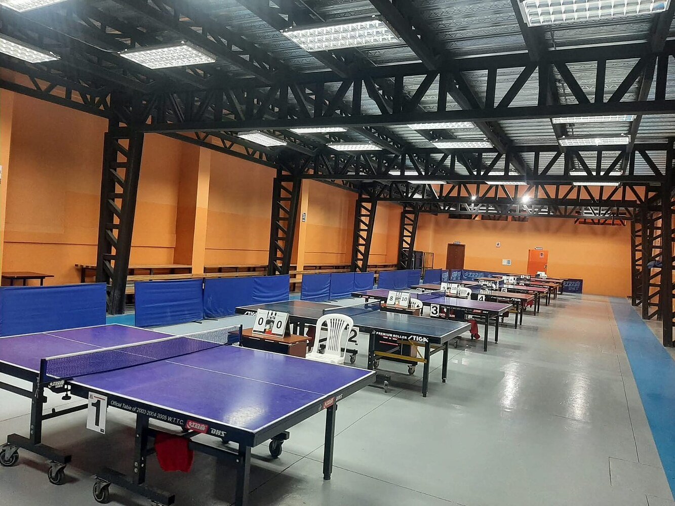 Instalaciones de Cata Club con las mesas de juego preparadas para el entrenamiento