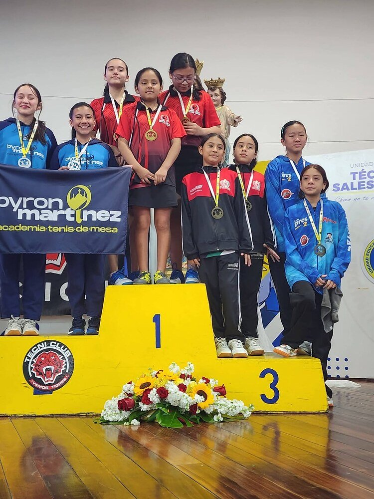 Deportistas de Cata Club en el podio de un torneo fuera de Loja