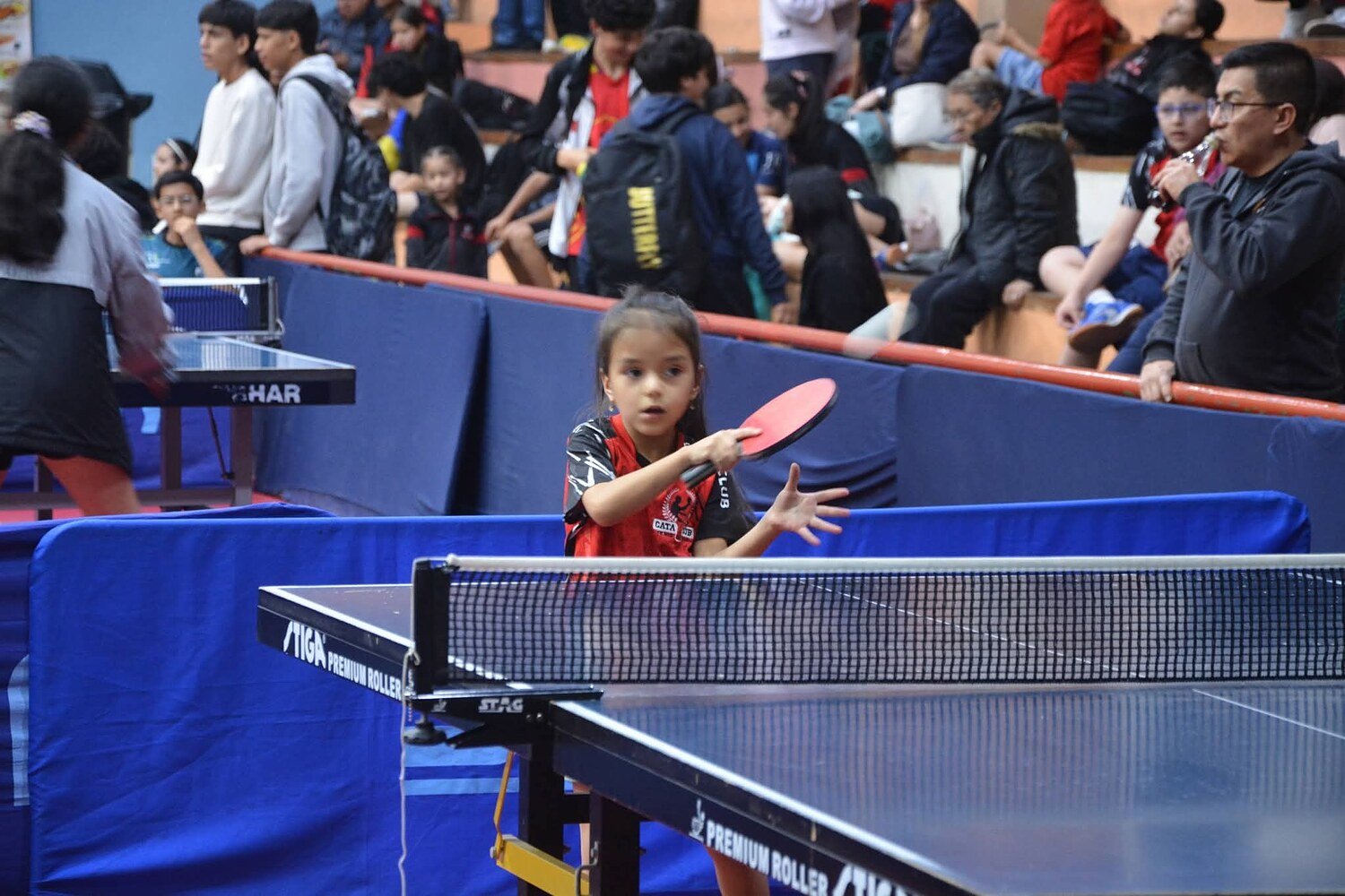 Deportista infantil de Cata Club ejecutando un saque durante un torneo