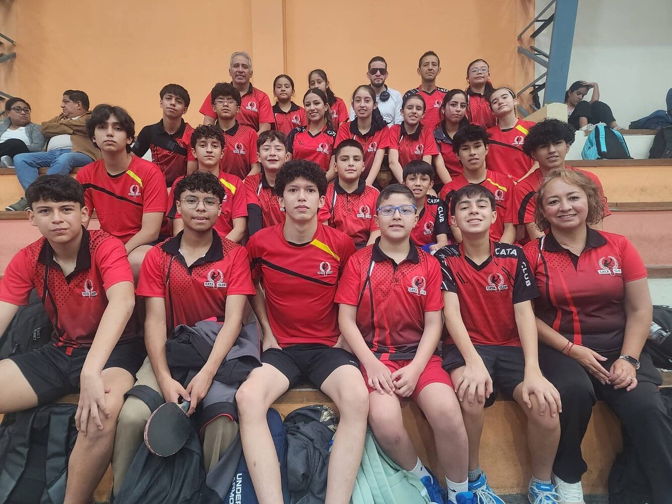 Equipo completo de Cata Club reunido en las graderías del gimnasio