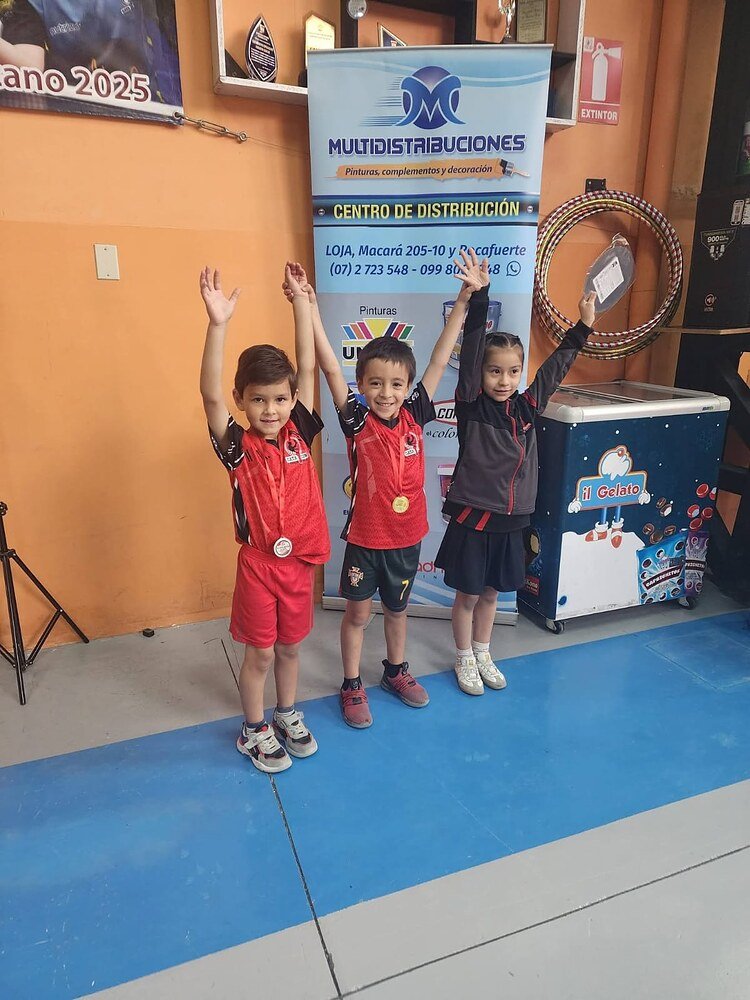 Tres deportistas infantiles de Cata Club celebrando con sus medallas