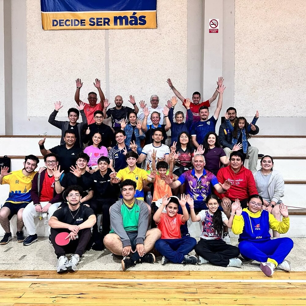 Grupo numeroso de deportistas, entrenadores y familias de Cata Club celebrando